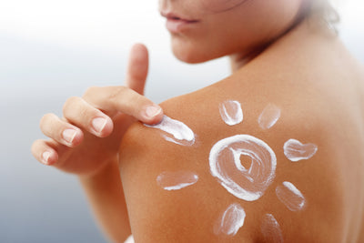 Pourquoi devriez-vous inclure un écran solaire dans votre routine de soins de la peau